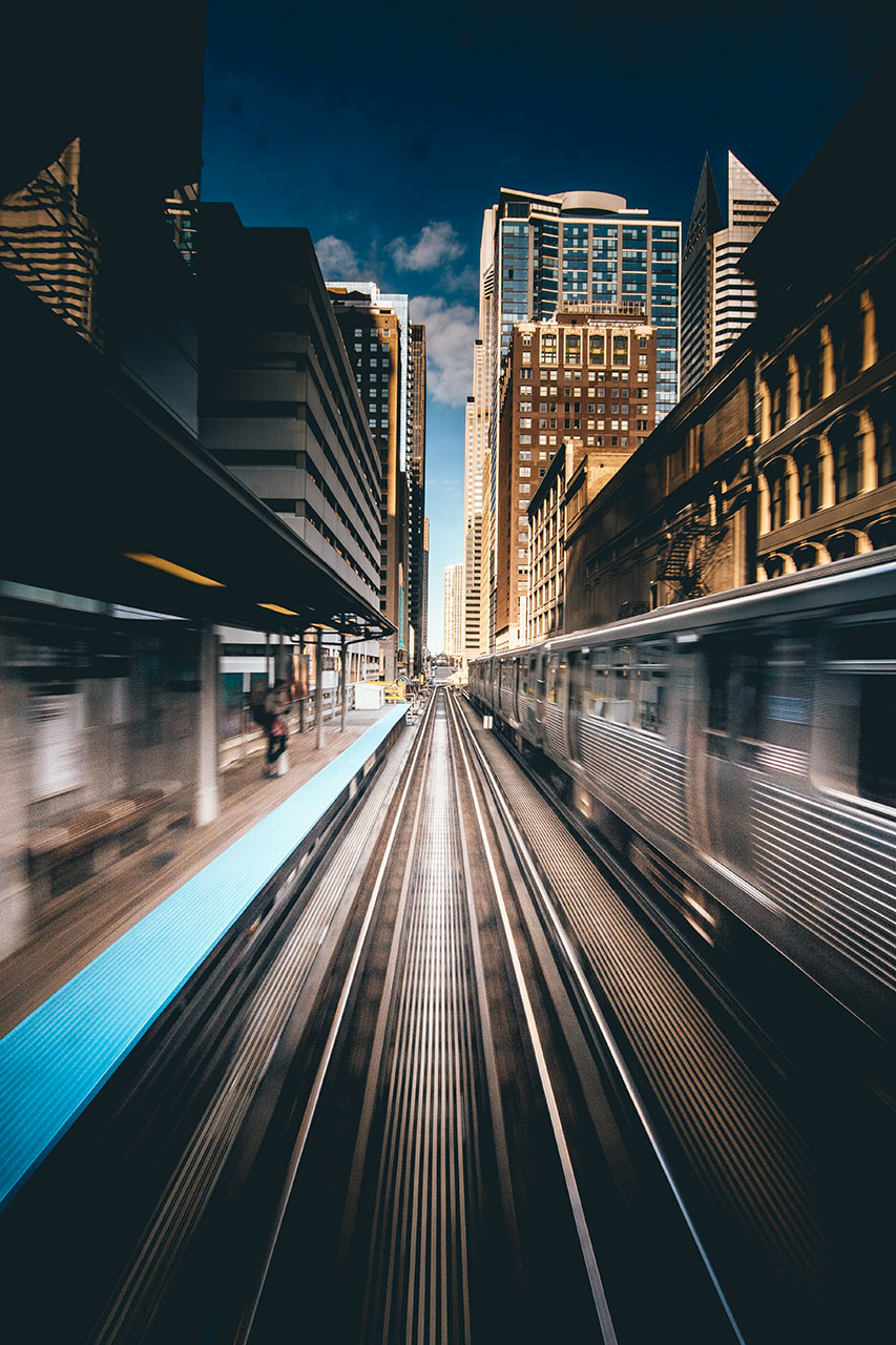 un metro passe à vive allure dans la ville - business, modèle, affaires